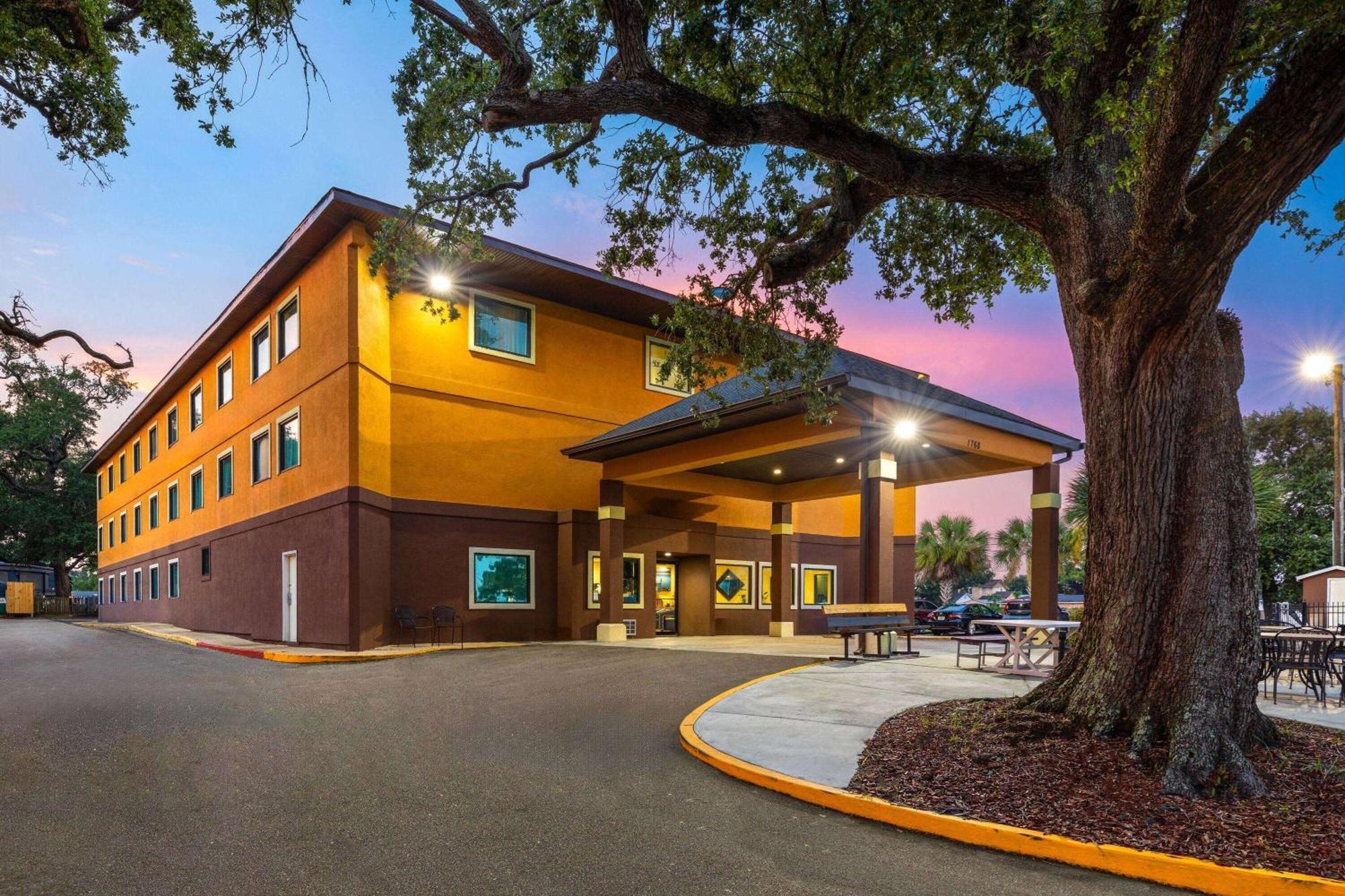 Days Inn By Wyndham Biloxi Beach Exterior photo