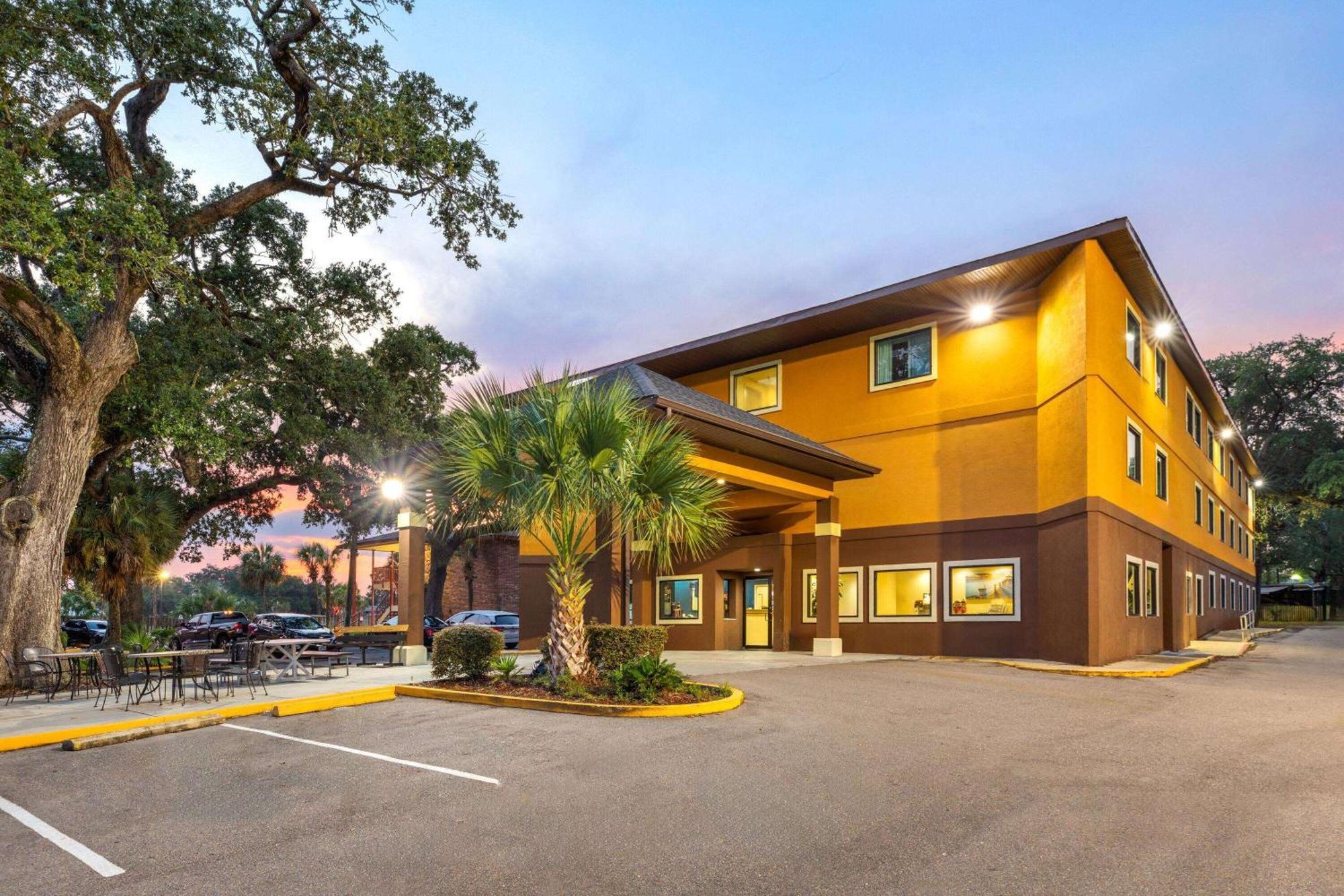 Days Inn By Wyndham Biloxi Beach Exterior photo