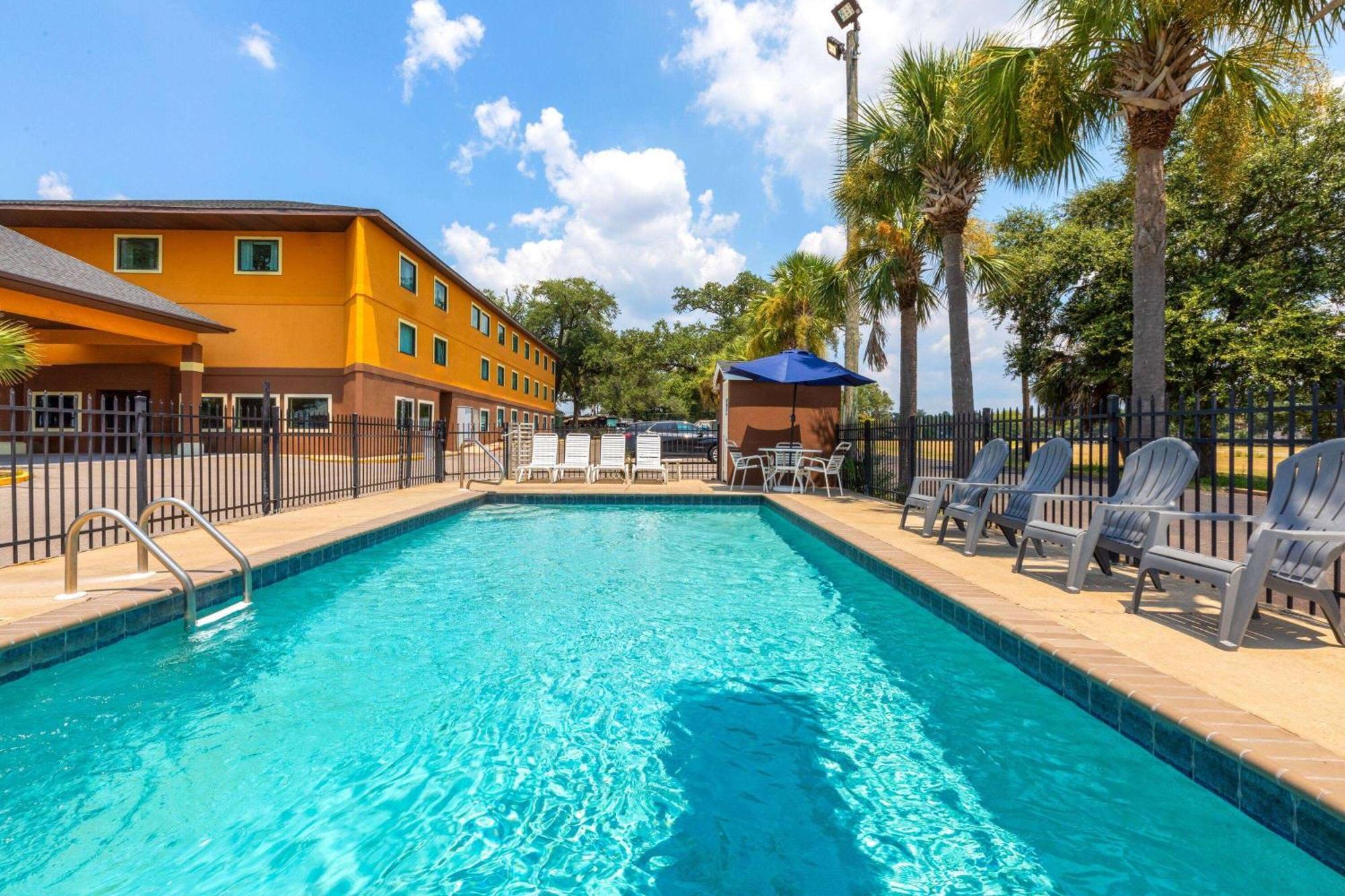 Days Inn By Wyndham Biloxi Beach Exterior photo